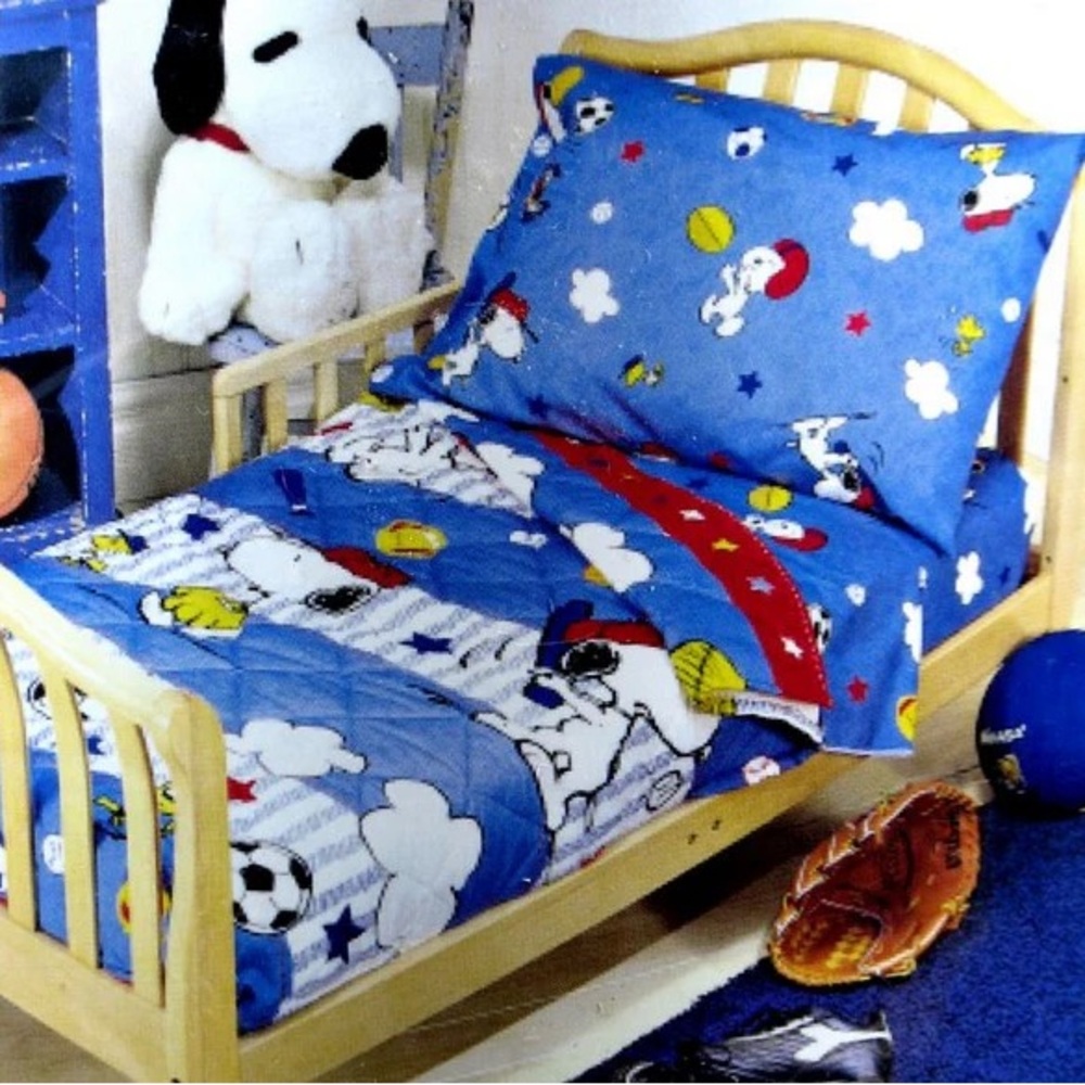 BNWT Bedtime Original Snoopy Toddler Bed Set